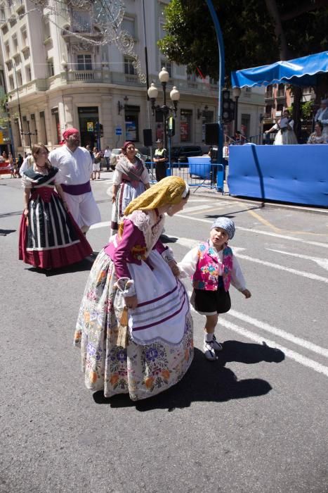 El Desfile de Entrega de Premios culmina con la entrega de más de 600 galardones a hogueras y barracas