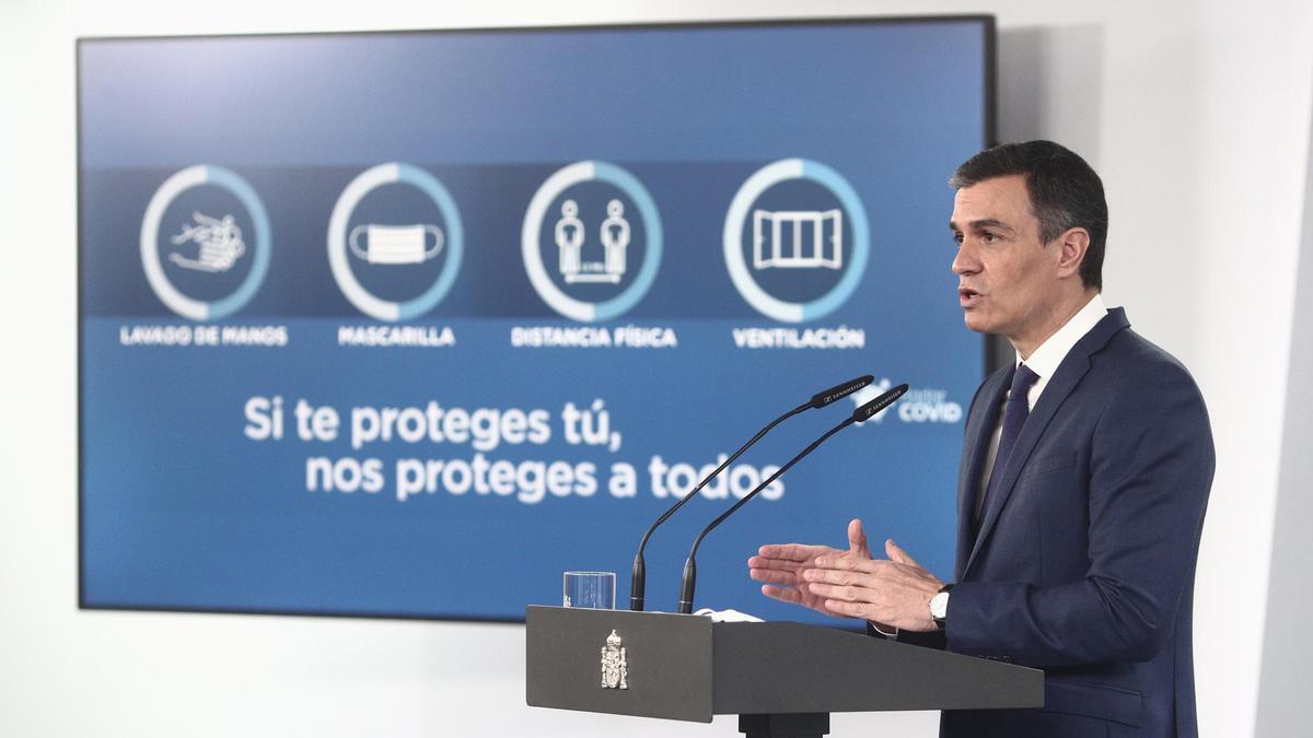 El presidente del Gobierno, Pedro Sánchez, ofrece una rueda de prensa en Moncloa, tras la celebración del Consejo de Ministros, a 6 de abril de 2021, en Madrid (España).