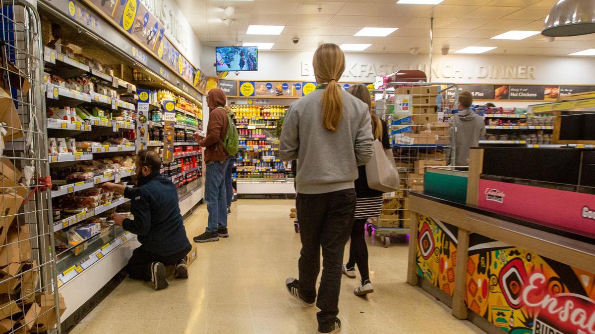 Una joven en un supermercado.