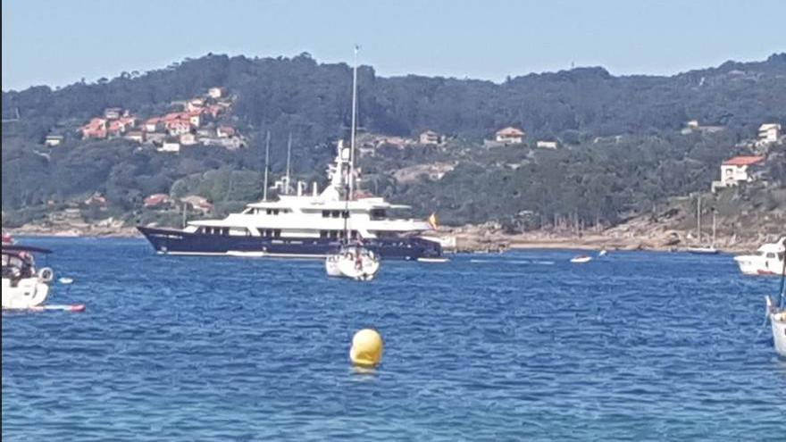 El yate de Amancio Ortega, ayer en Arneles.