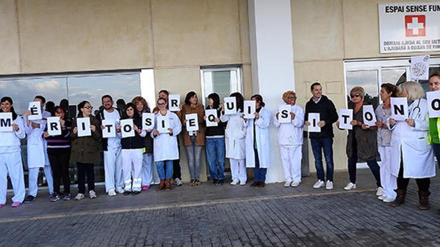 Los participantes en la concentración a las puertas del hospital de Formentera.