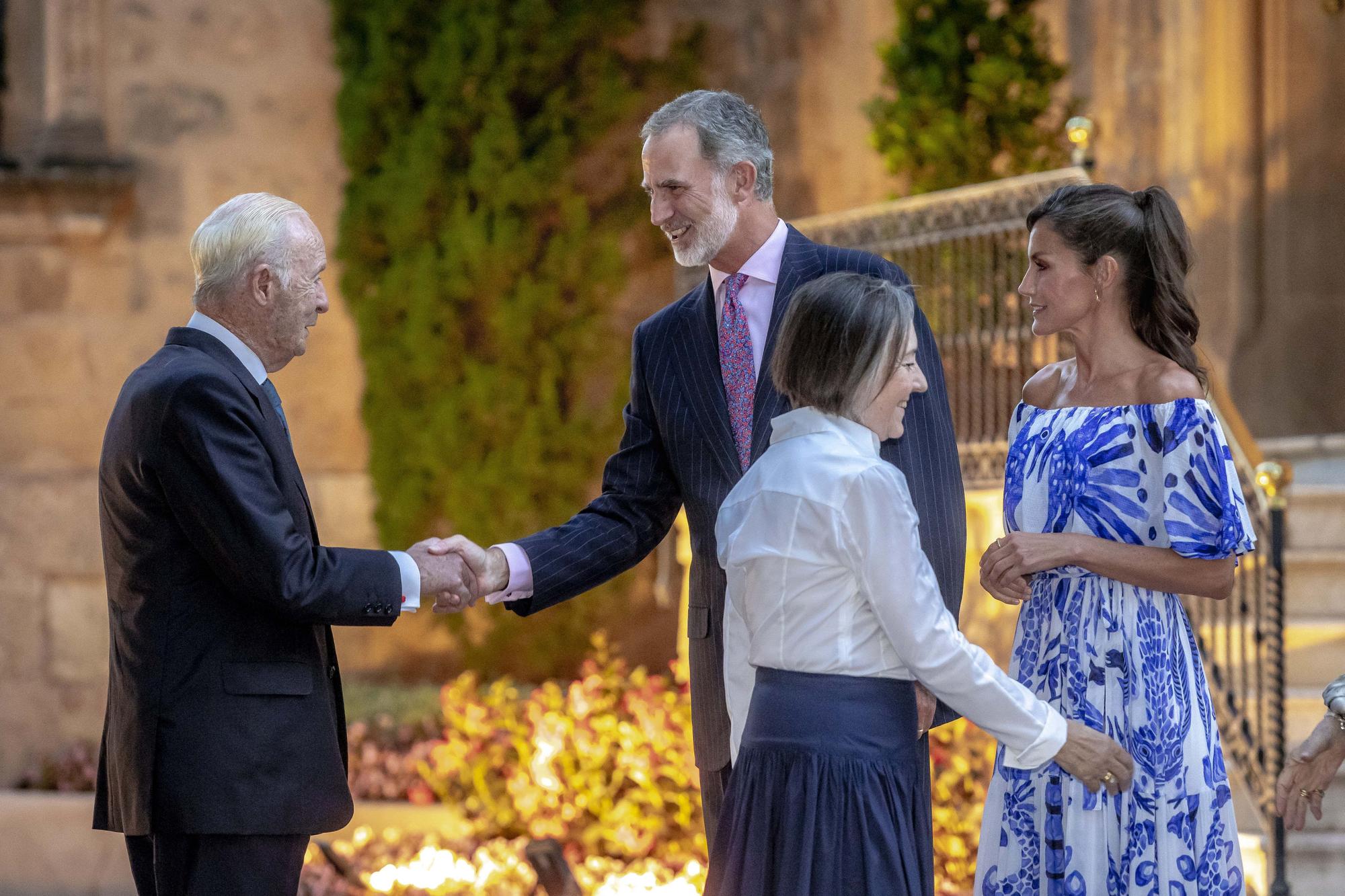 Mira aquí todas las fotos de la visita de los Reyes al Palacio Marivent para recibir a la sociedad balear