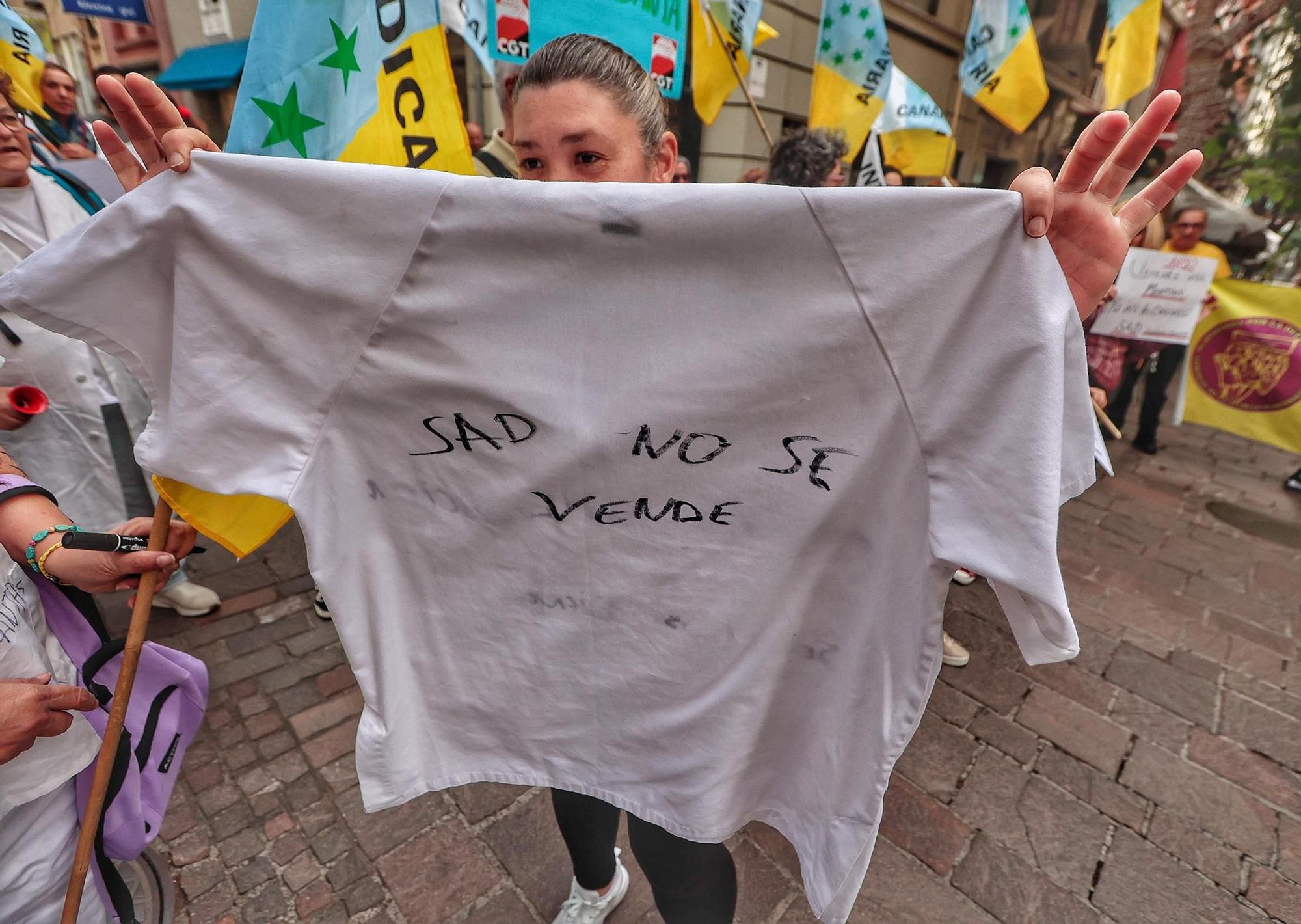 Concentración a las puertas del Parlamento contra el modelo de ayuda a domicilio