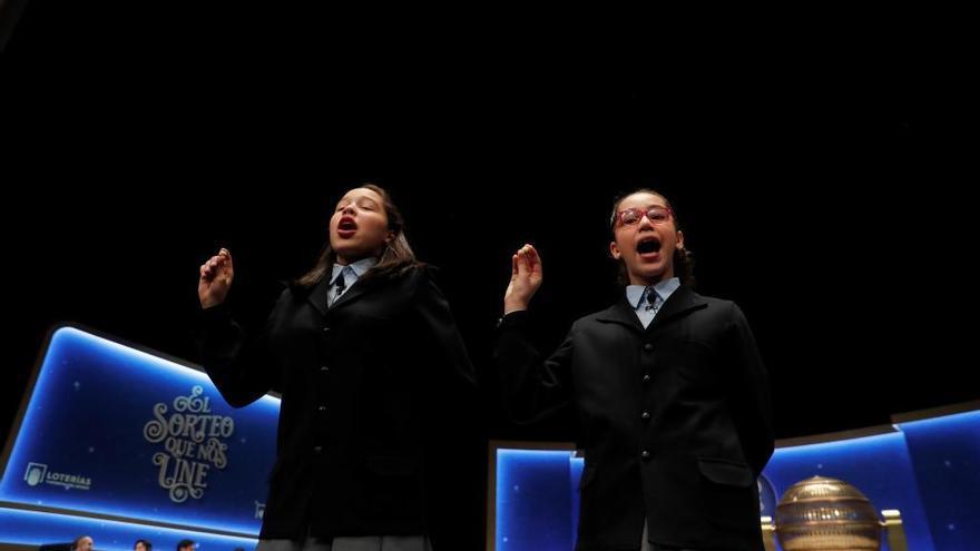 Las niñas que cantaron ayer el Gordo de la Lotería de Navidad que no sonrió a Benavente.