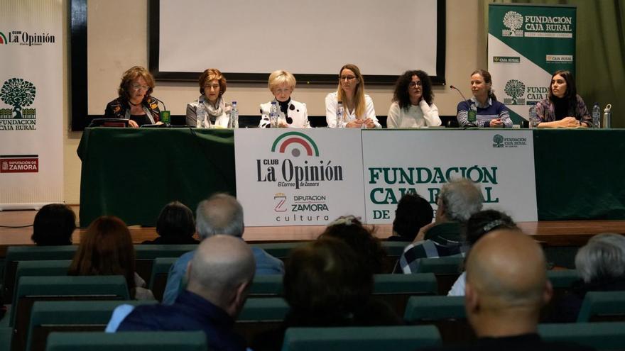 Un momento de la mesa redonda sobre literatura femenina. | Jose Luis Fernández