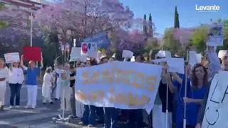 Els metges de l’Hospital General tallen Tres Creus sota el lema “La teua sanitat està malalta”