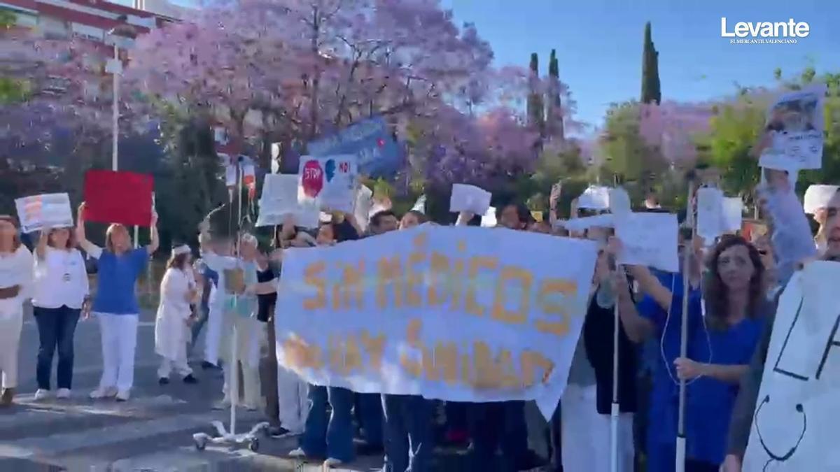 Los médicos del Hospital General cortan Tres Cruces bajo el lema "tu Sanidad está enferma"