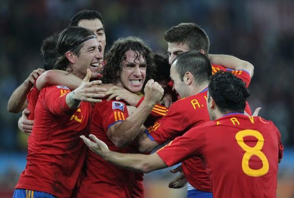 Els jugadors espanyols celebren el gol que va aconseguir Carles Puyol en el partit de la semifinal del Mundial de Sud-àfrica.