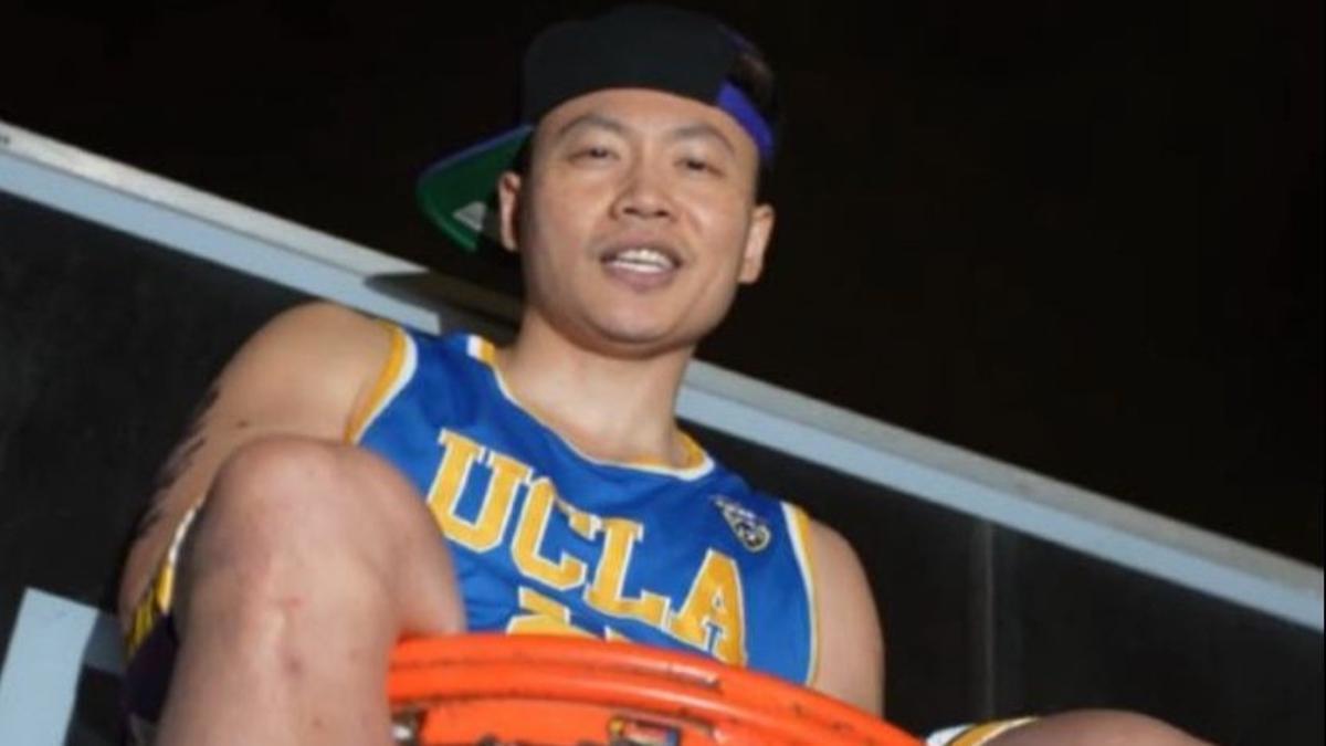 Rao de China, metido en una canasta con una camiseta de UCLA, en una imagen promocional