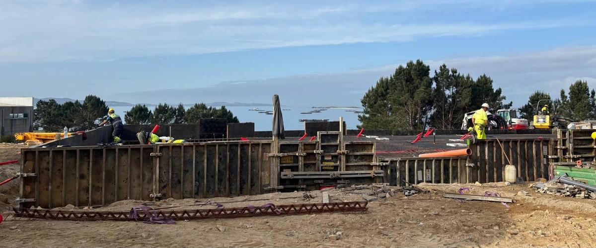 Un grupo de trabajadores en uno de los edificios de la EDAR de A Illa.