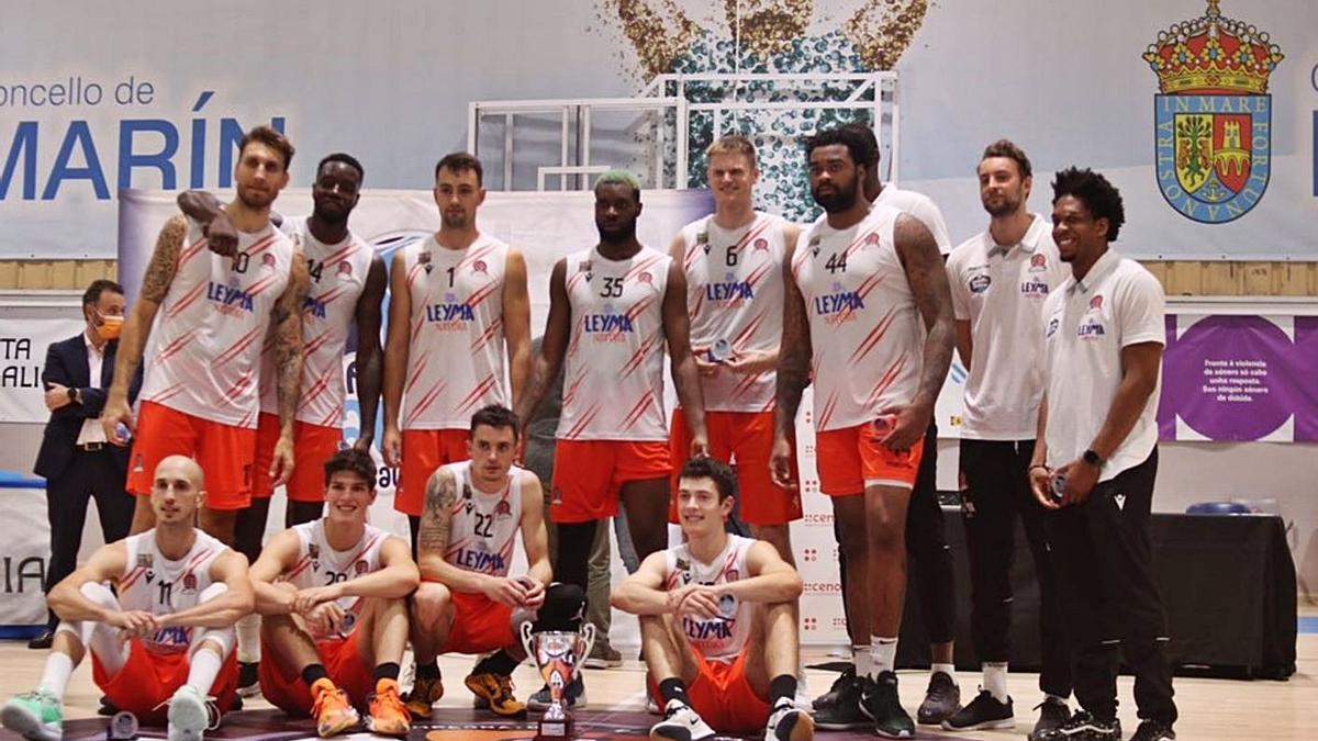 Los jugadores del Leyma Coruña, ayer en Marín, con el trofeo de la Copa Galicia LEB. |  // FGB