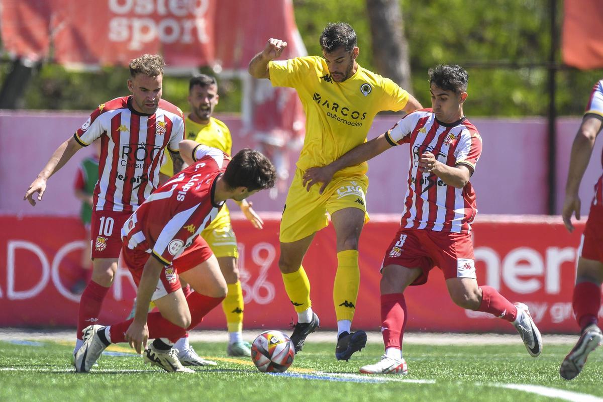 Carlos de la Nava sortea rivales y progresa con la pelota en El Congost.