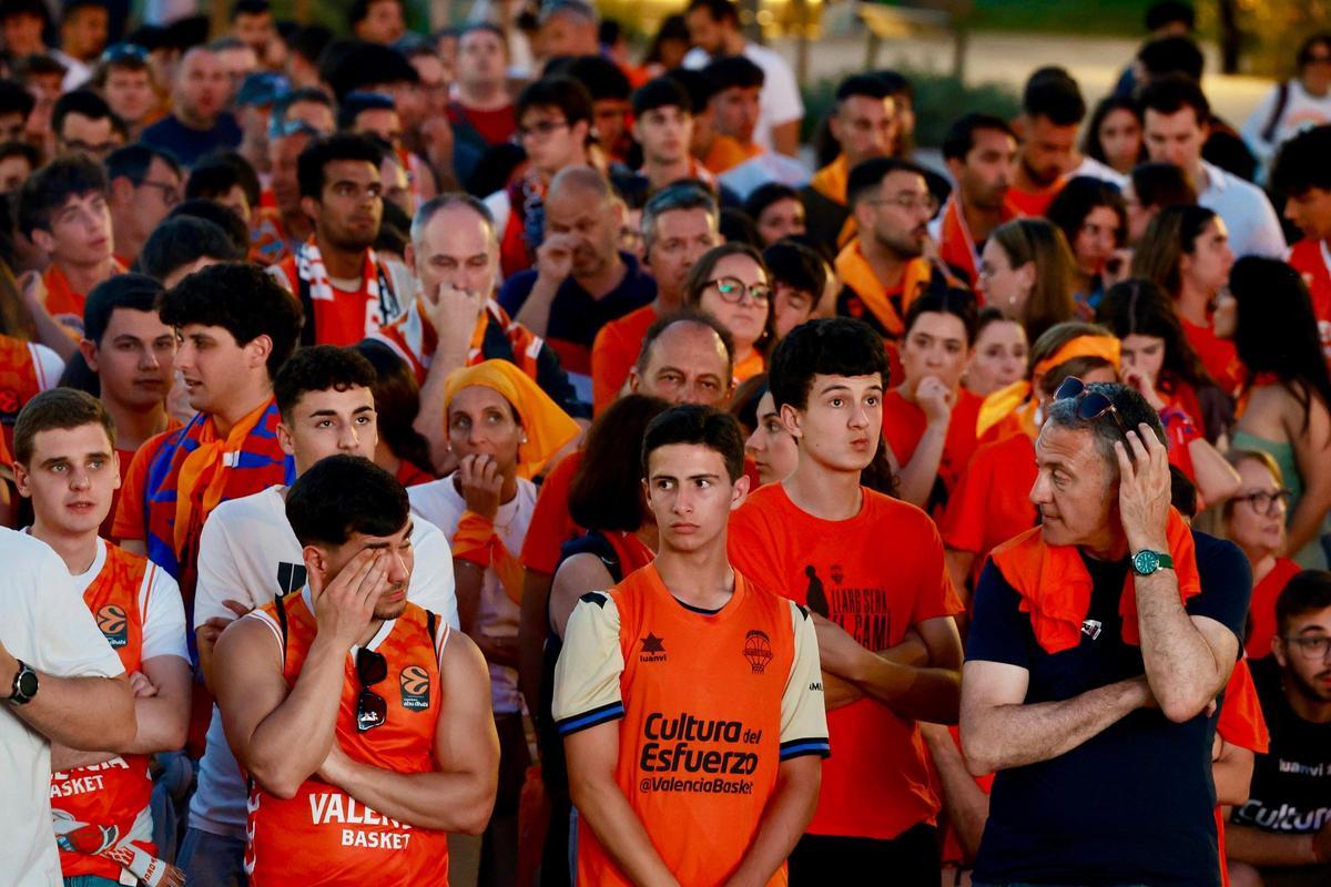Ambiente taronja en el Roig Arena para ver la Final Four