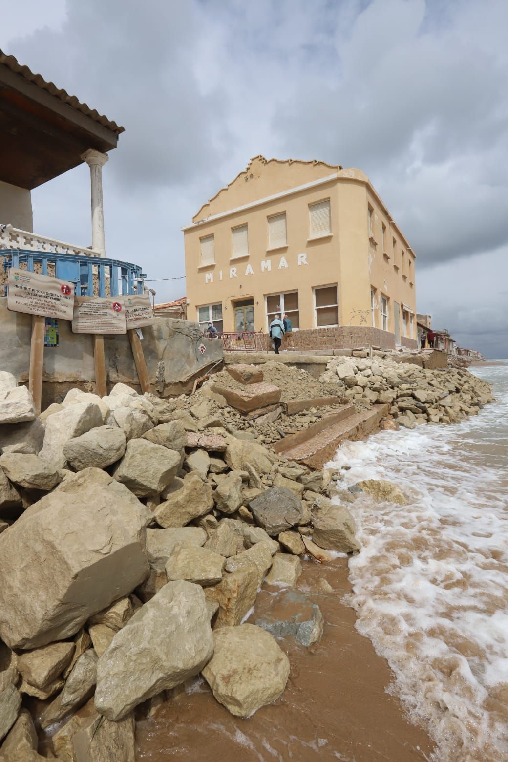 Guardamar denuncia ante Costas las obras sin autorización de vecinos de la playa Babilonia