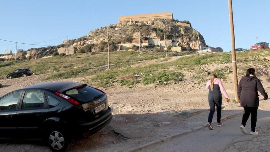 Dos mujeres caminando por un solar próximo al Monte Sacro.