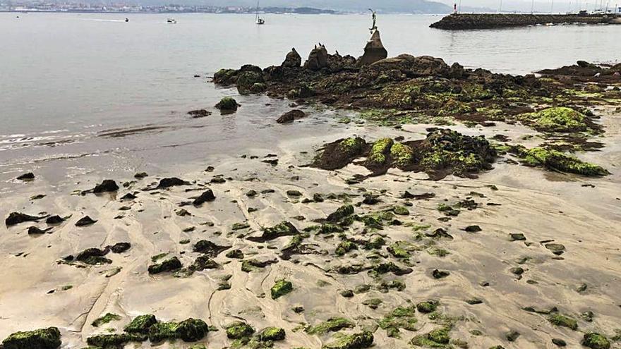 La gran retirada del agua por las mareas vivas, en el centro de Cangas