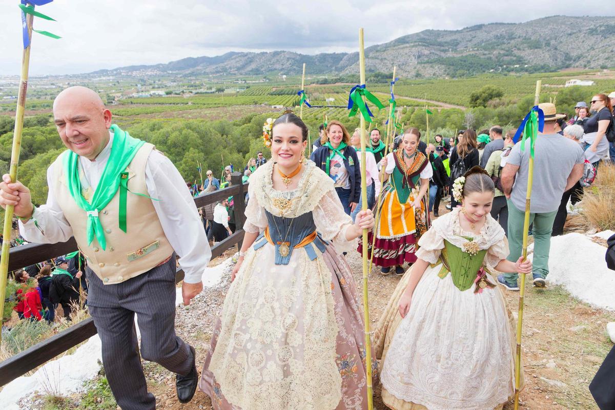Las reinas de las fiestas, Clara Sanz y Ana Colón, junto al presidente de la Junta de Festes, Raúl Collazos, el día de la Romería.