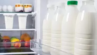 ¿Guardas la leche en la puerta de la nevera? Llevas colocándola mal toda la vida