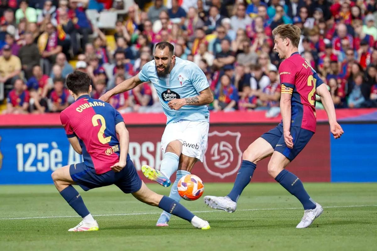 Borja Iglesias marcándole un gol al FC Barcelona en la 24/25.