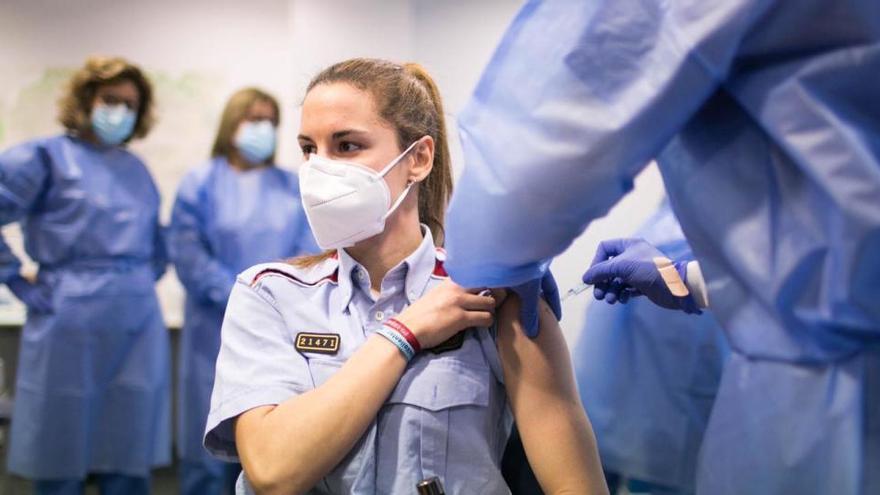 Comença la vacunació als col·lectius essencials a les comarques gironines