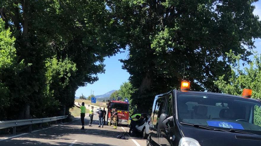 Bomberos en el lugar del accidente. Bomberos en el lugar del accidente.