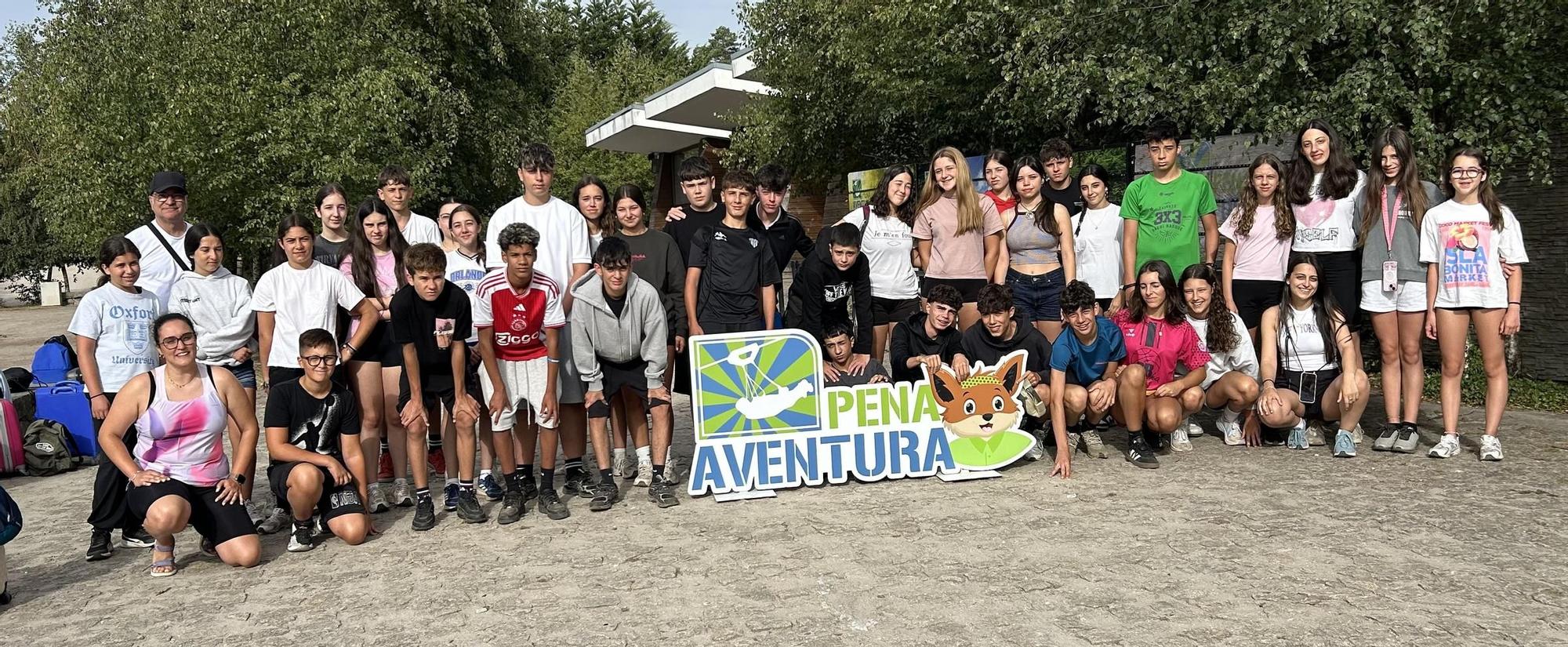 Mozas e mozos da Laracha no Pena Aventura Park, en Portugal.
