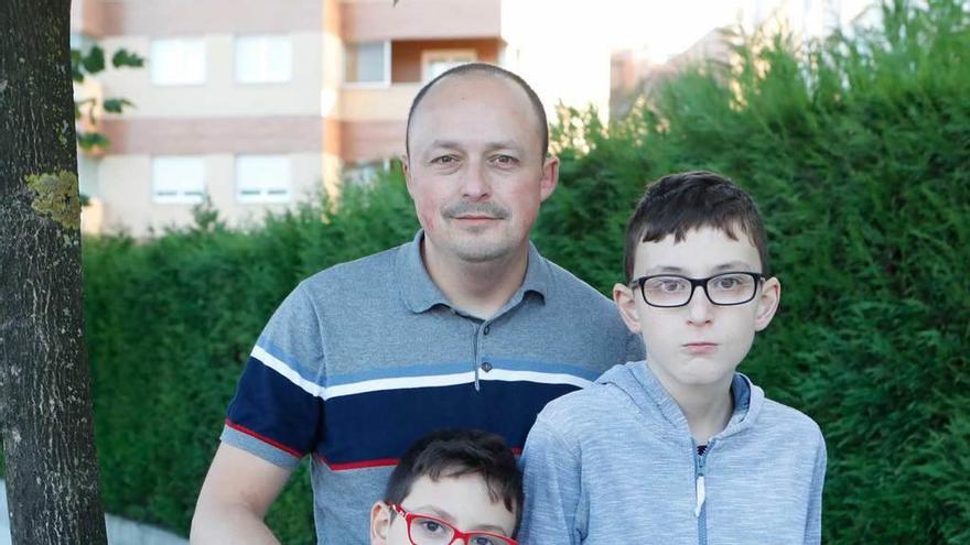Delio Méndez con sus hijos Víctor y Pelayo, ayer en Gijón.