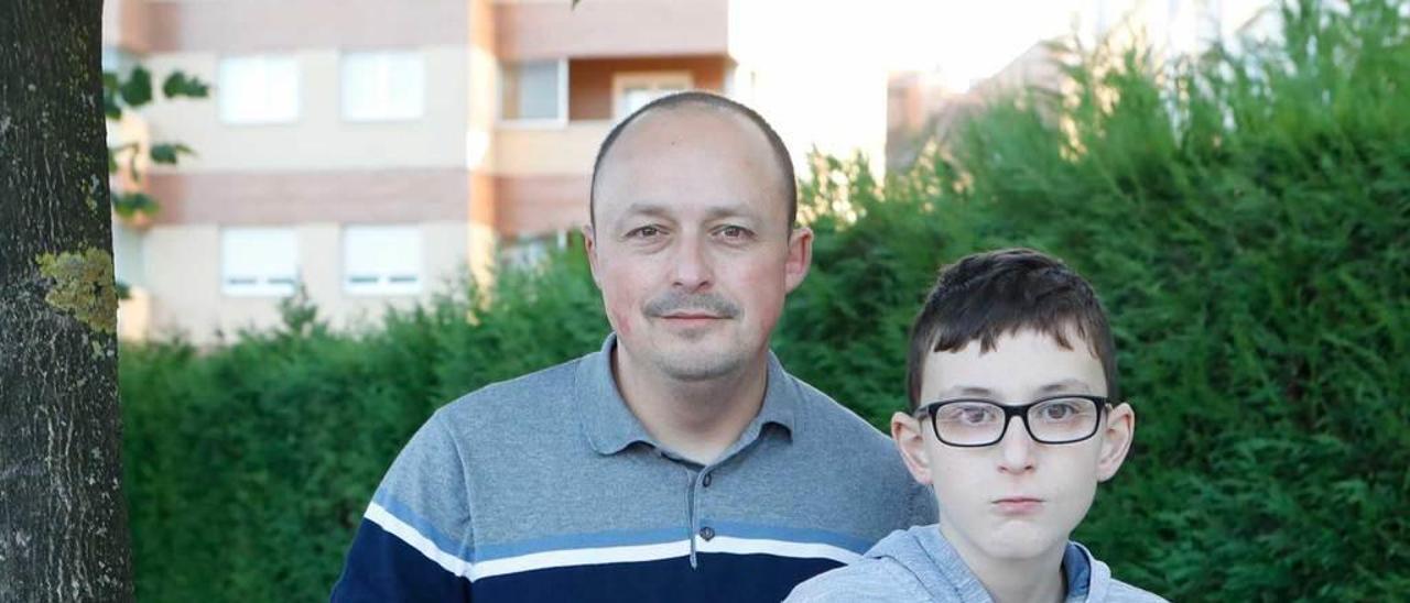 Delio Méndez con sus hijos Víctor y Pelayo, ayer en Gijón.