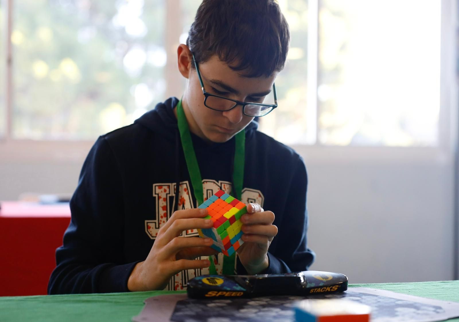 Zaragoza busca a su maestro en la competición de resolver cubos de Rubik