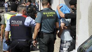 GGuardia Civil y Mossos d Esquadra se llevan a un detenido en Ripoll.