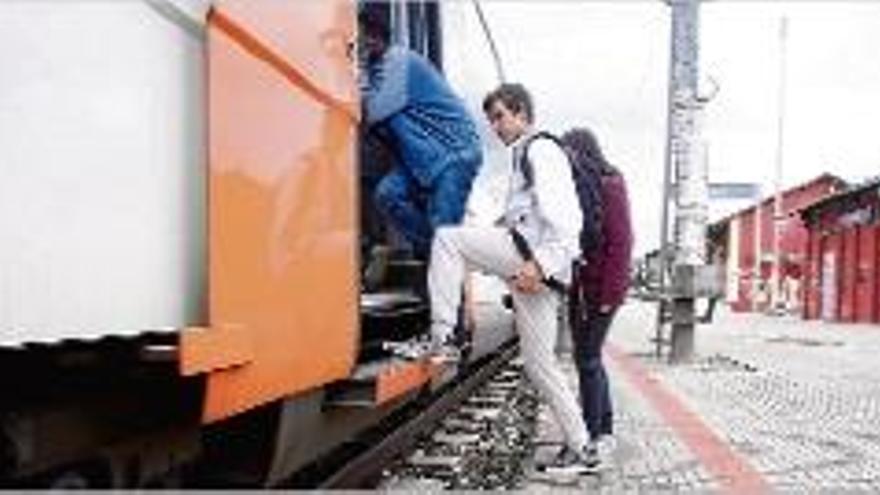 Una imatge del desnivell entre el tren i l&#039;andana, a l&#039;estació de Celrà.