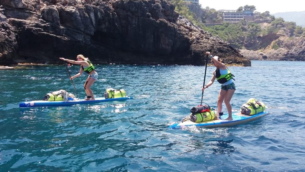 Dos mujeres dan la vuelta a Mallorca en 'paddle surf' con fines solidarios