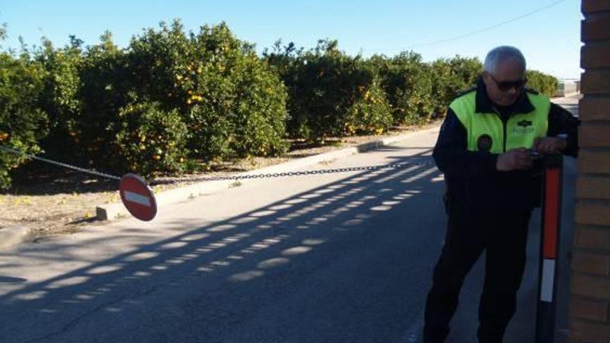 La Policía Local de Polinyà de Xúquer corta un camino rural para evitar robos en los campos.