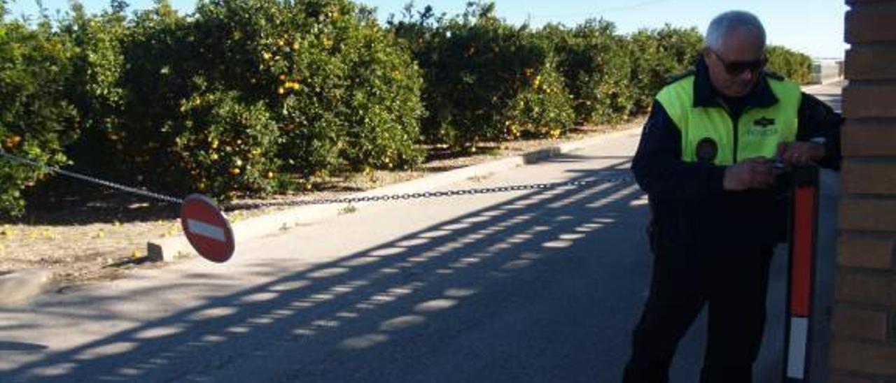 La Policía Local de Polinyà de Xúquer corta un camino rural para evitar robos en los campos.