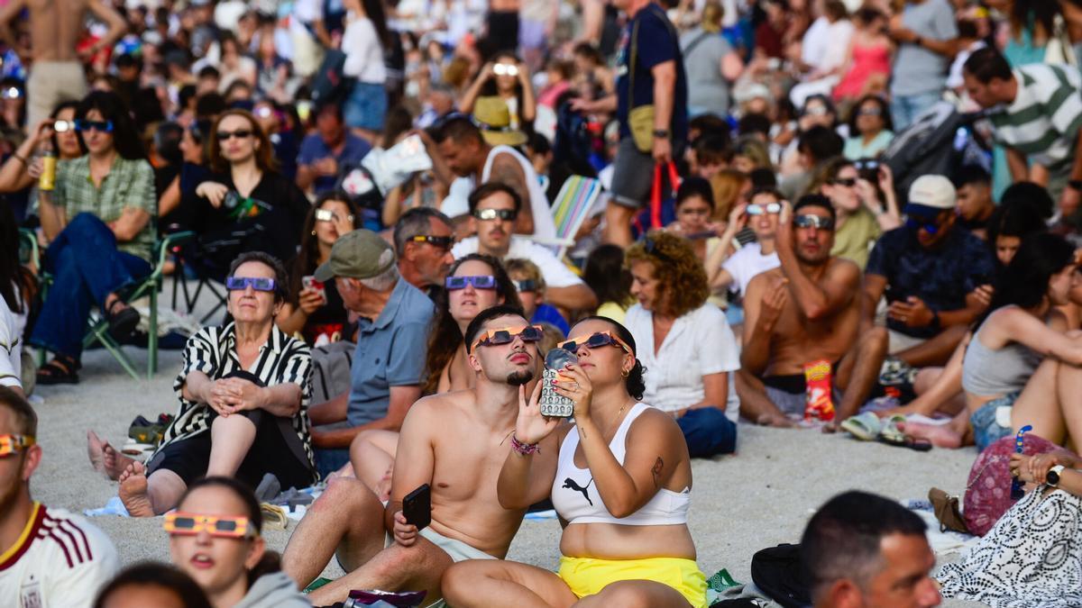 Miles de personas acudieron a las playas y el paseo marítimo para ver el eclipse