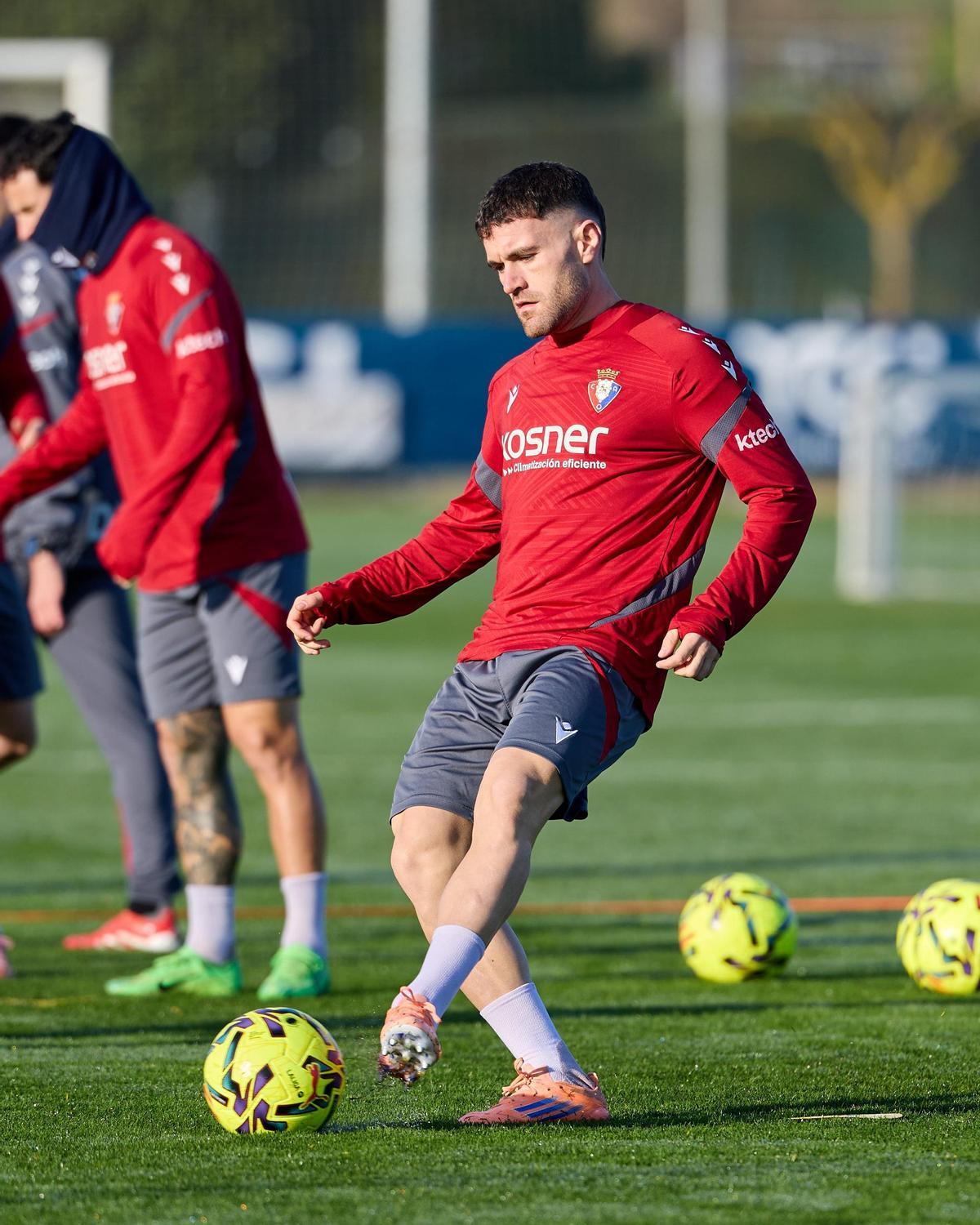 El lateral pacense durante el entrenamiento de este lunes en Tajonar.