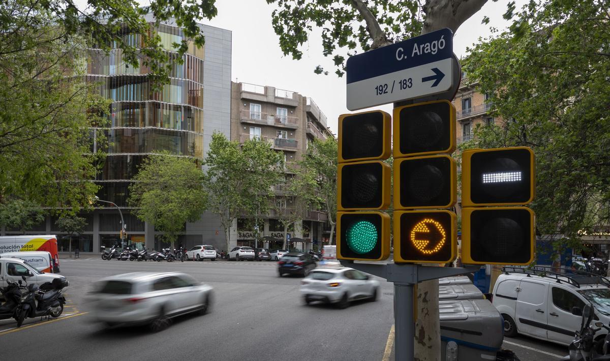 Barcelona estudia quins semàfors de gir podran mantenir l’ambre intermitent