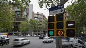 Barcelona estudia quins semàfors de gir podran mantenir l’ambre intermitent