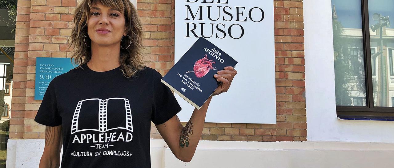 Asia Argento, posando 
junto a su libro.  | // E.N. SMIDT