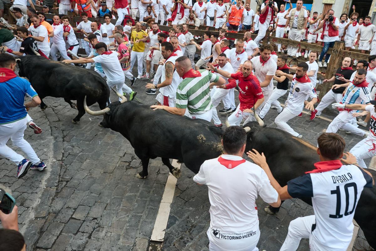 Los Cebada Gago recorren unidos un rápido segundo encierro de los Sanfermines 2026.