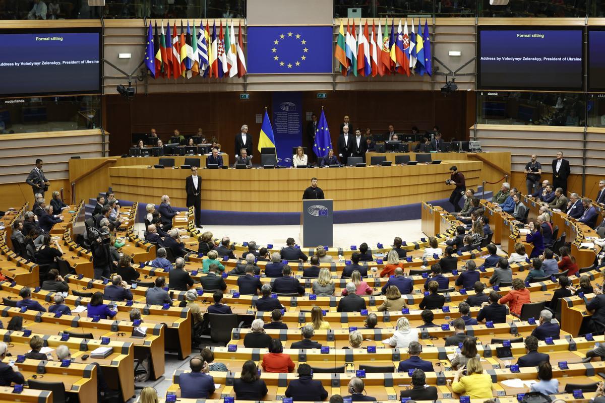 El presidente de Ucrania, Volodimir Zelenski, este jueves en el pleno del Parlamento Europeo. EFE/EPA/JULIEN WARNAND