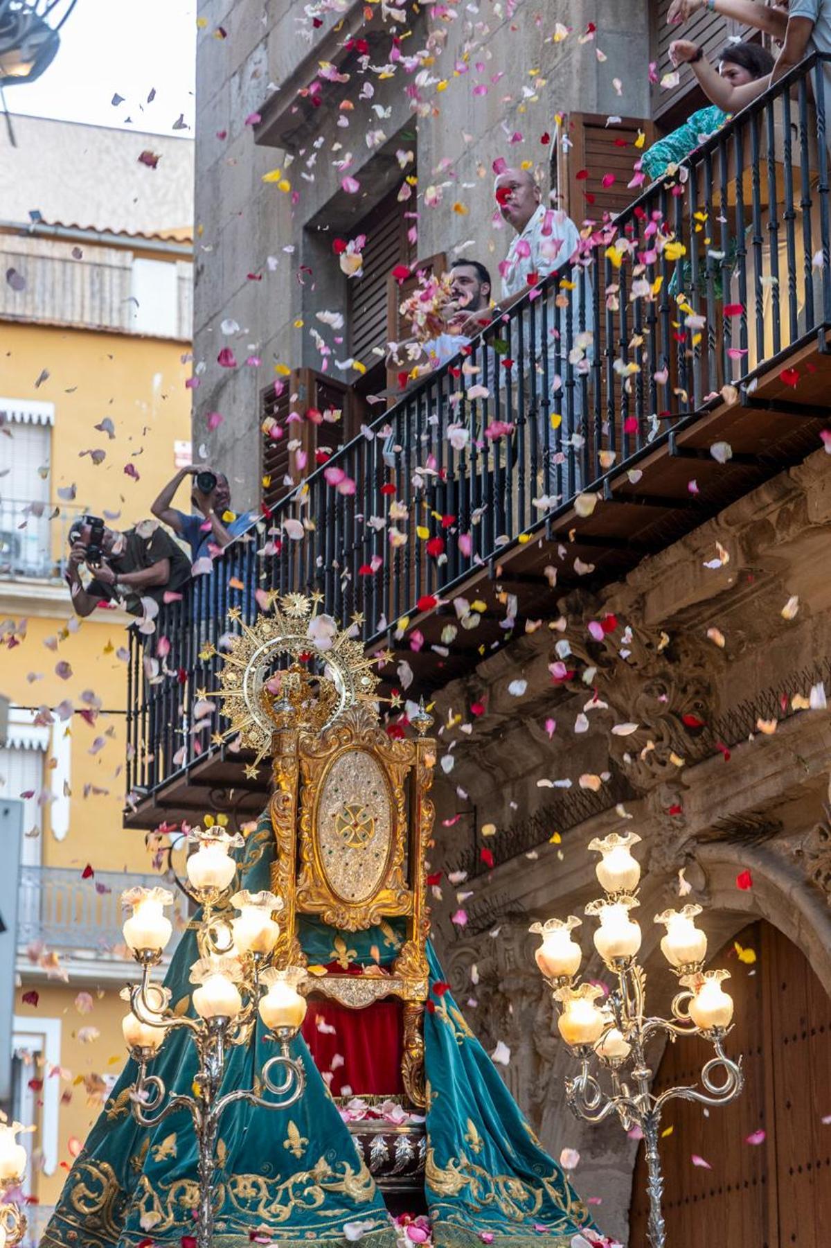 La procesión de la Virgen del Remedio llena Alicante de devoción por su Patrona