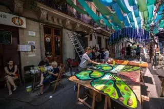 Últimos preparativos en las calles de Gracia  para el inicio de las fiestas al final de la semana.
