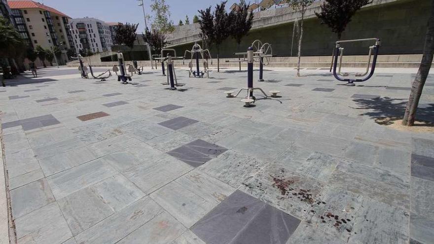 Los restos de sangre en la zona del parque donde fue el ataque aún eran visibles ayer. // Jorge Santomé