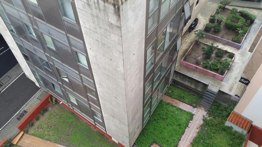 Imagen de la ventana abierta del tercer piso desde la que se que precipitó al vacío la mujer. // Marta G. Brea