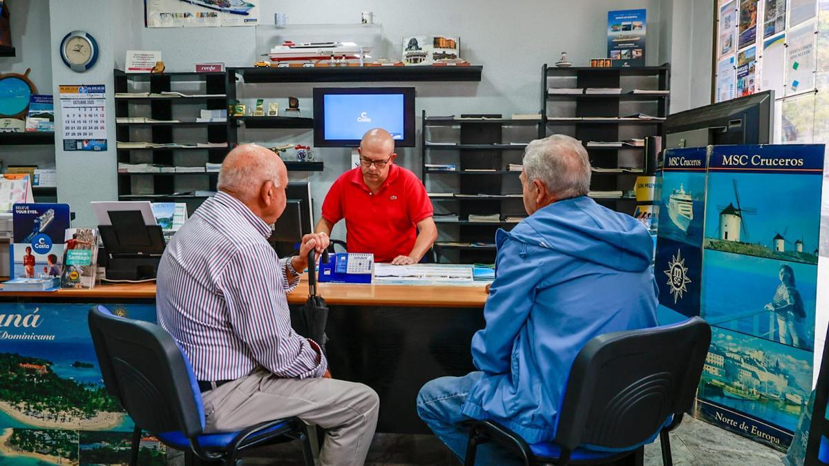 Dos mayores valencianos reservado sus viajes del Imserso, este pasado lunes.