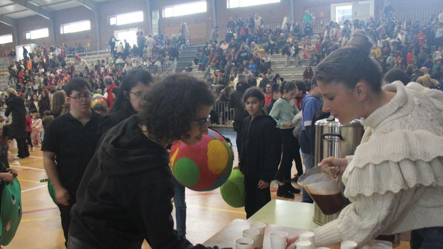 La jornada de convivencia escolar en el pabellón culminó con una chocolatada y un baile.   | // FDV