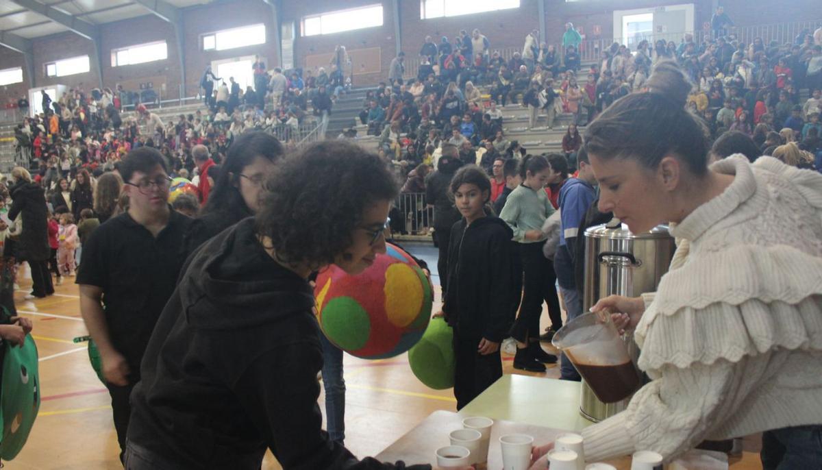La jornada de convivencia escolar en el pabellón culminó con una chocolatada y un baile.   | // FDV
