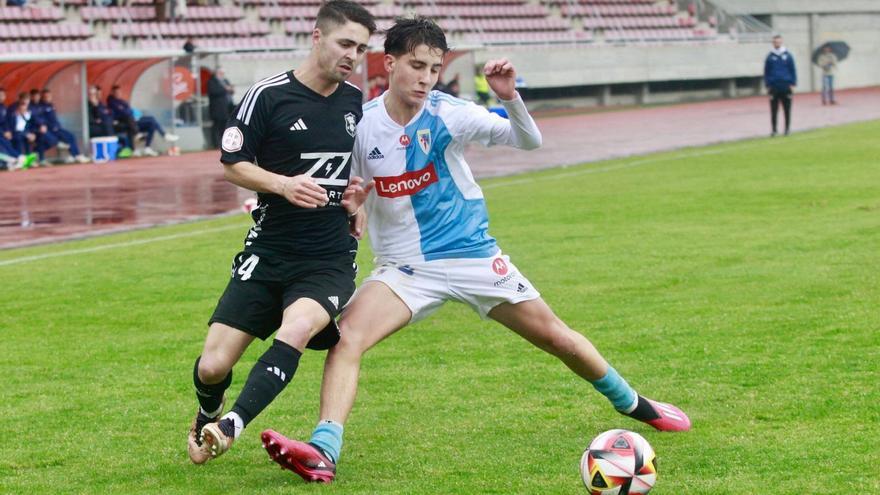 Iago Novo pugna por un balón durante el partido de ayer. | Área 11