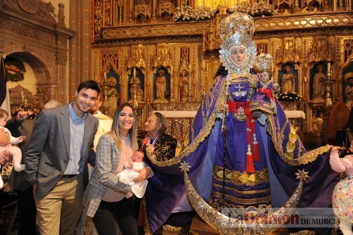 Los niños pasan por el manto de la Fuensanta